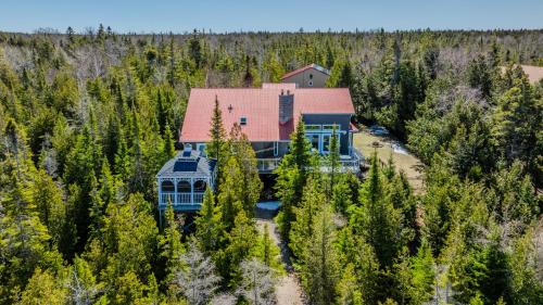 Tobermory House | 45 Degrees North Waterfront & Hot Tub