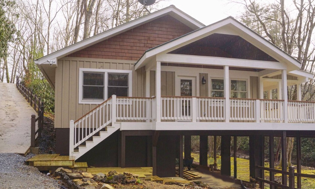 Cullowhee Cottage | 450ft Creek Frontage,Creekside Firepit, Pets, Cashiers 10 min.