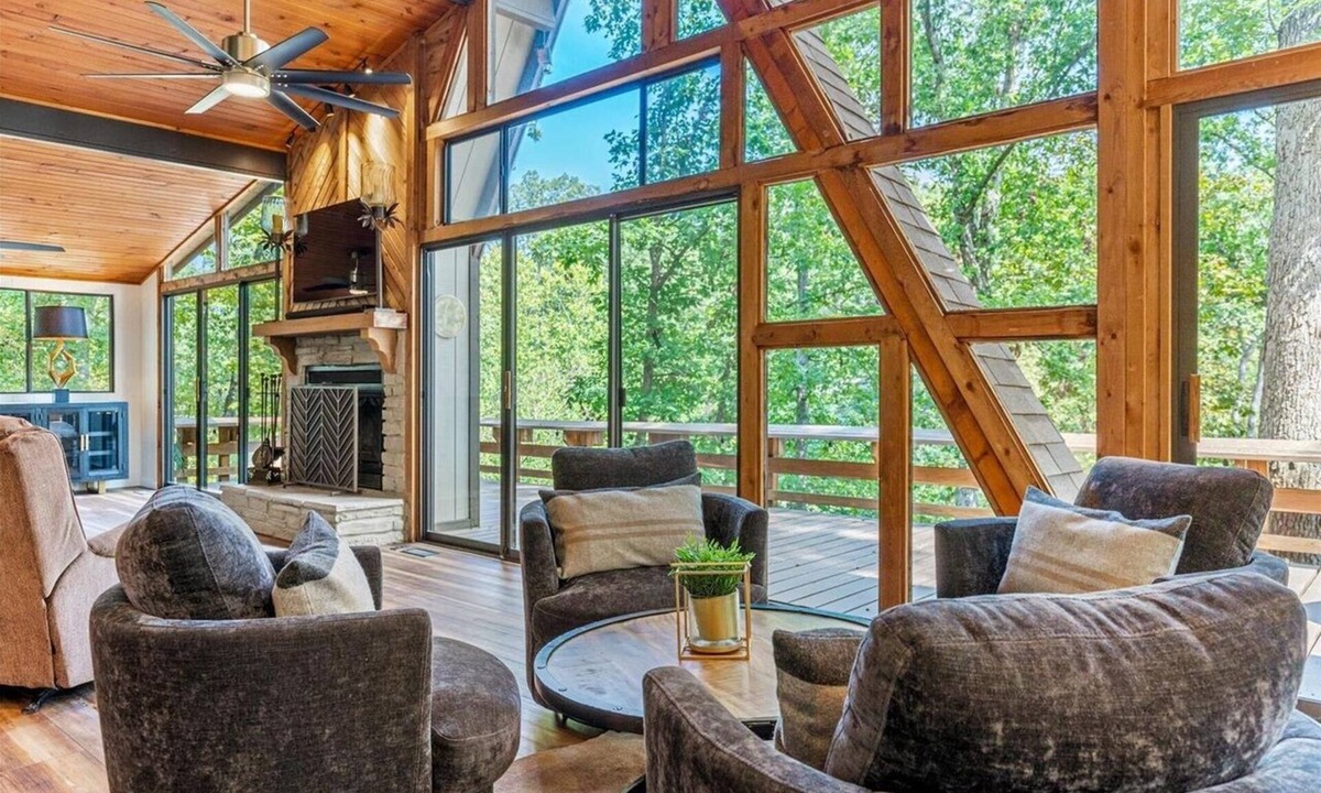 Innsbrook Ski Chalet | 4b/3b+loft Chalet on lake w/open floorplan, HUGE kitchen, rain showers, hot tub