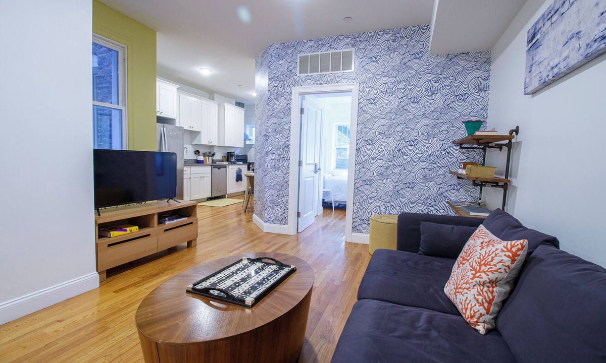 Roxbury Apartment | 4BD 1.5BTH Sunny Apt in Roxbury