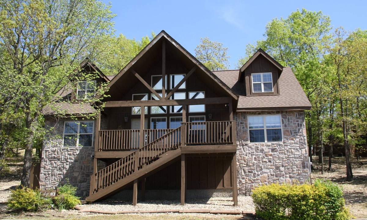 Reeds Spring Cabin | 4BD/4BA Branson Chalet: En-Suite Baths, Pool, Lake, Golf, Silver Dollar City