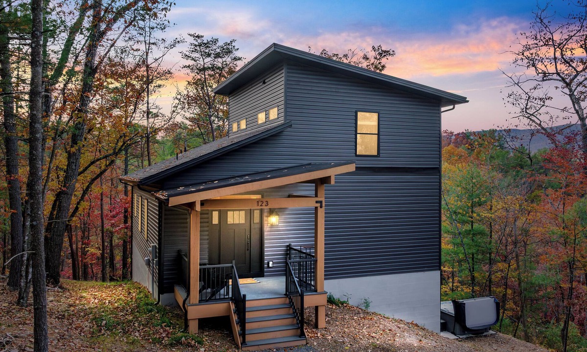 Basye House | 4BD Brand New - Modern & Spacious, Pet Friendly, Hot Tub, Mt View Retreat