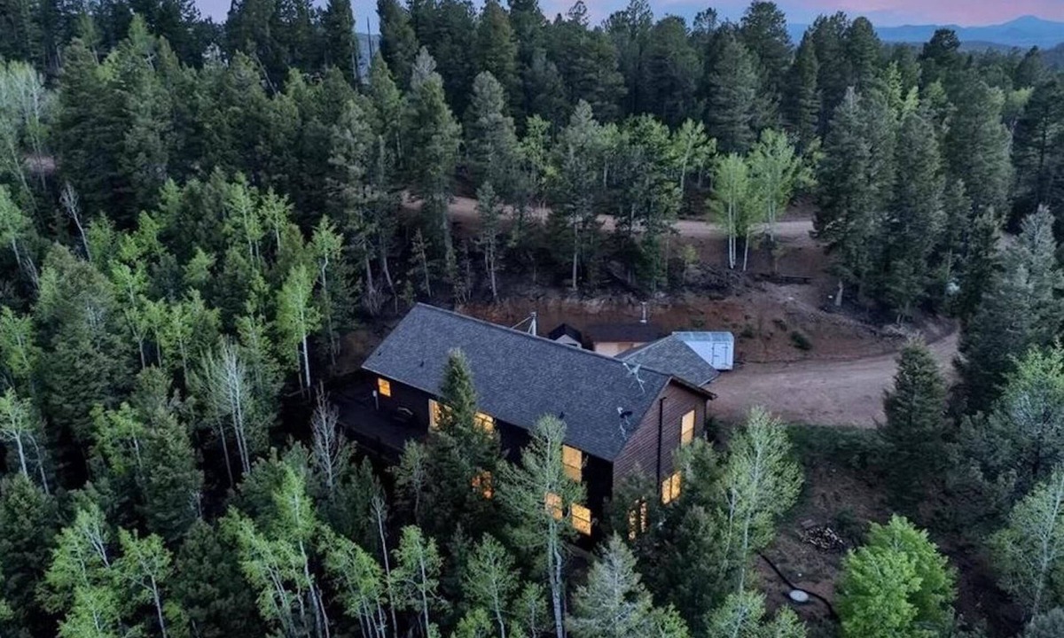 Rainbow Valley House | 4BD Modern Mountain Home, Breathtaking Views, Solace, Nature, Wifi, Hot Tub!