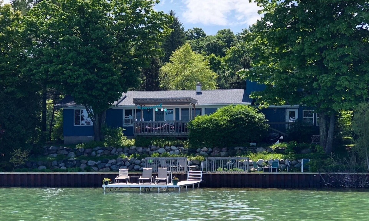 Suttons Bay Cottage | 4BDR/3BTH waterfront home, dock, firepit, sunsets & in the heart of winecountry