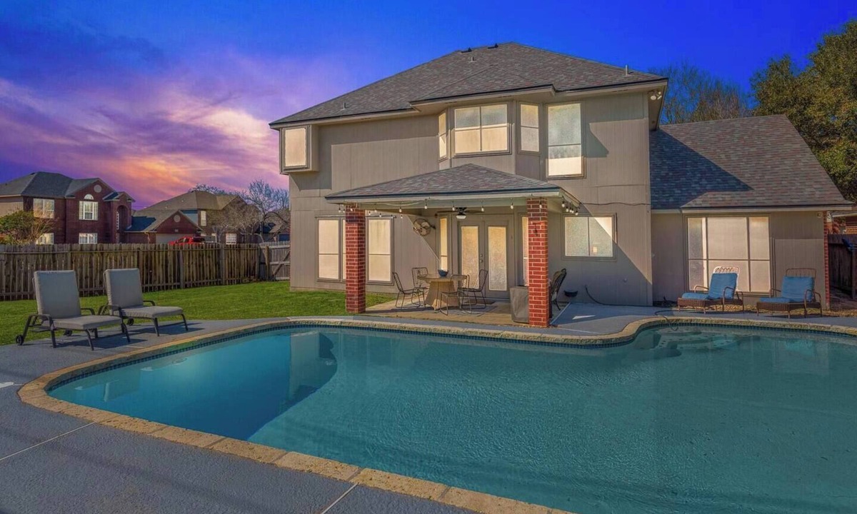 South Side House | 4BDR+PrivatePool+Game Room+BBQ+FirePit+Fits12