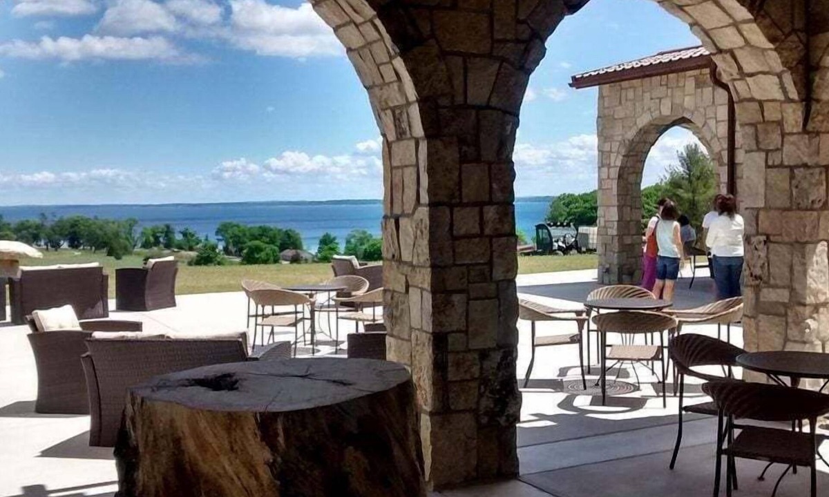 Traverse City House | 4BDR Retreat Downtown & East Bay 3191