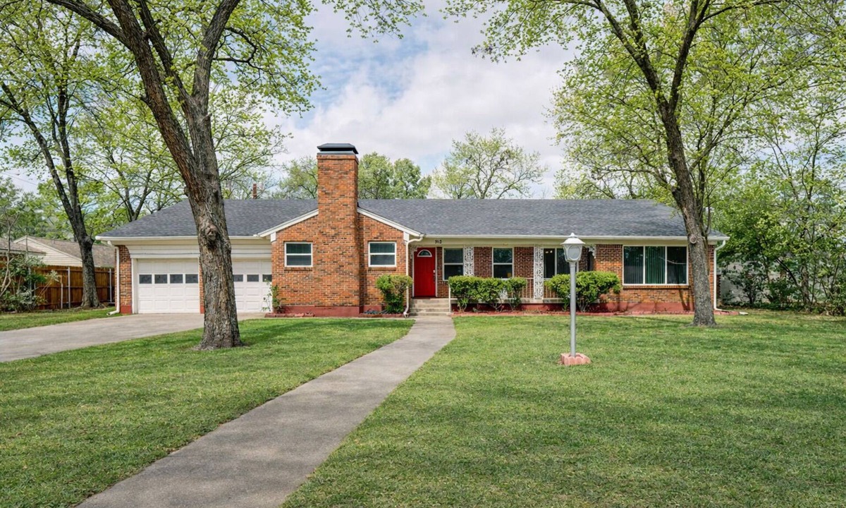South Arlington House | 4BDRM 2BTH - PRIVATE HEATED 15' SWIM SPA & HOT TUB, FENCED YARD, FIRE PIT, SWING