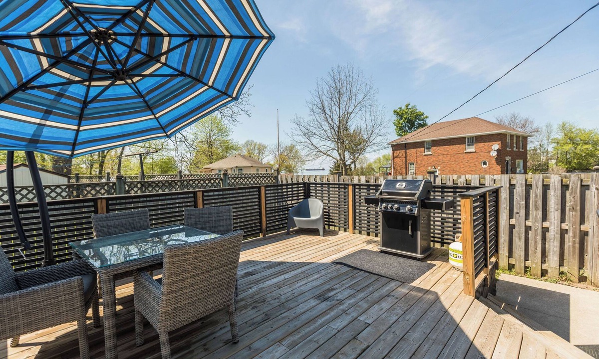 Port Weller House | 4BDRM Sunset Niagara Home + Outdoor Patio + Lake