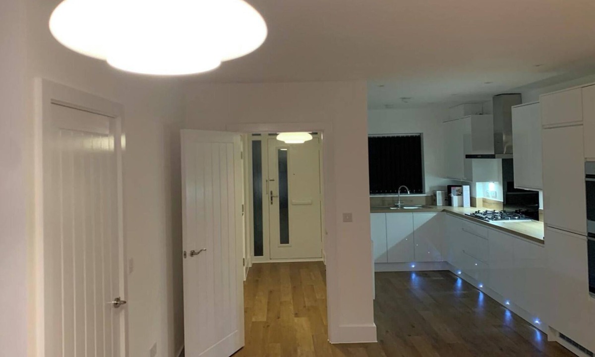 South Ockendon House | 4bed House - Direct Links Into Central London