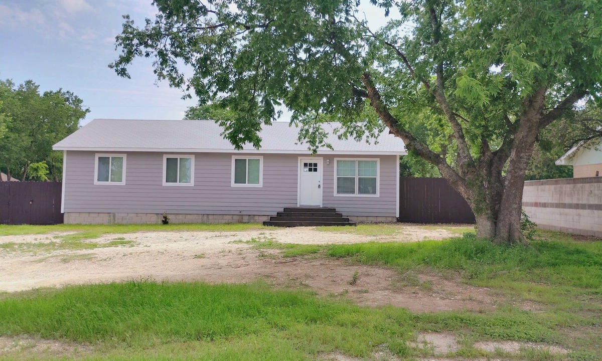 McNeil House | 4bedroom, HEB, Shopping Mall, 7Eleven, pet friendly yard, pkg 4 work trailers