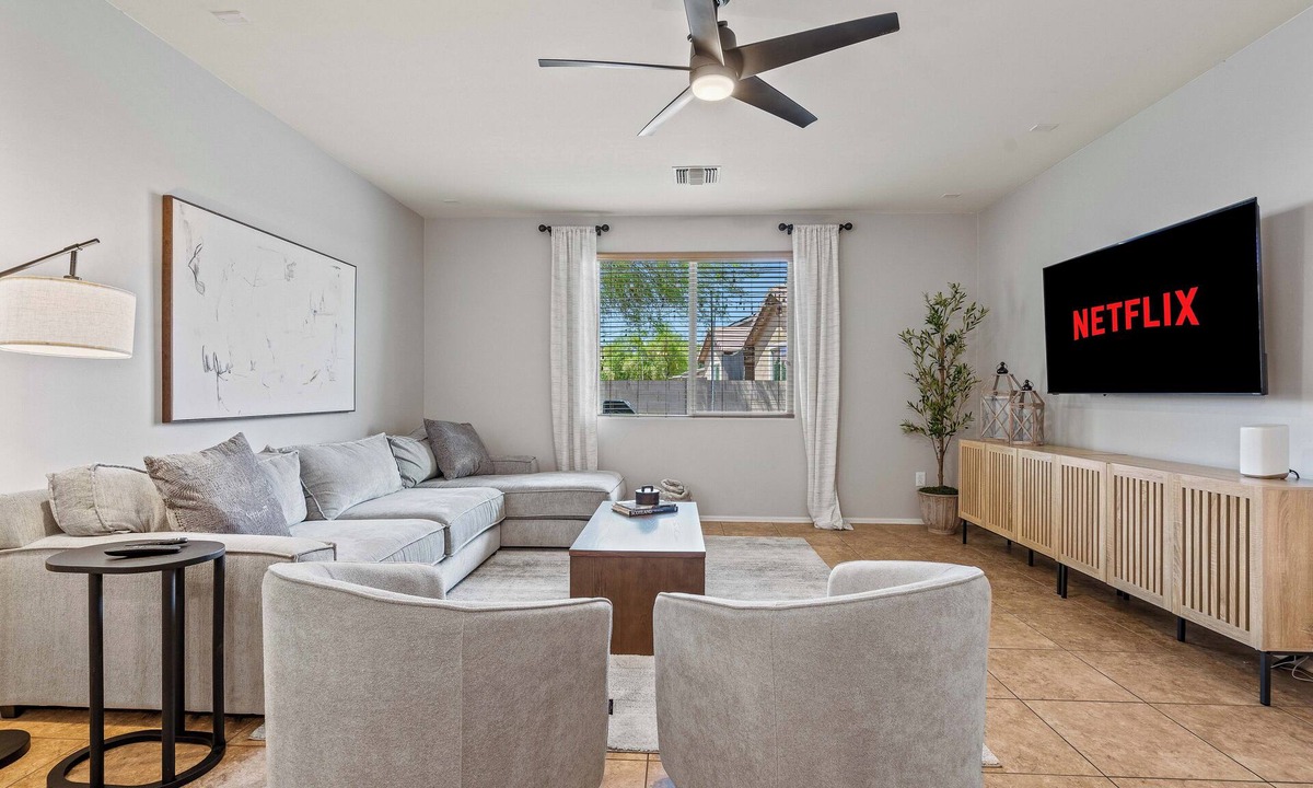 The Pines House | 4Br/2.5B Home w/Private Backyard & Shared Pool