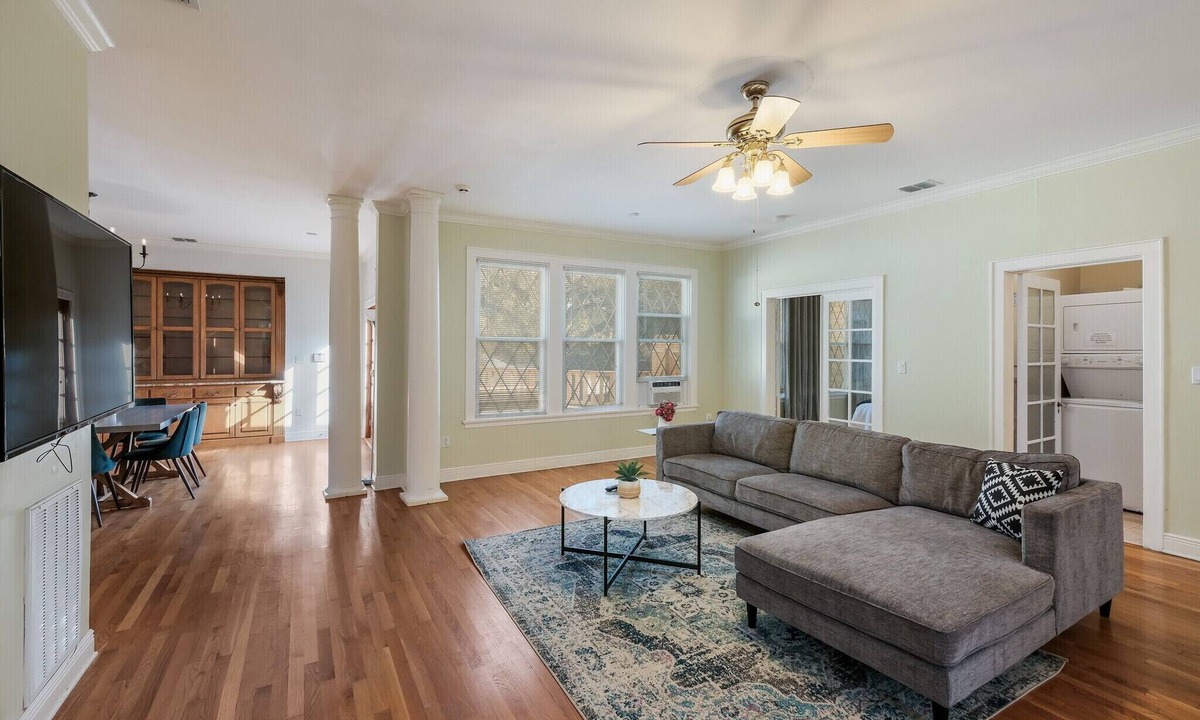 Alta Vista Apartment | 4BR/2BA Apt near downtown - 4 Queen beds, 2 Twins -Free Parking