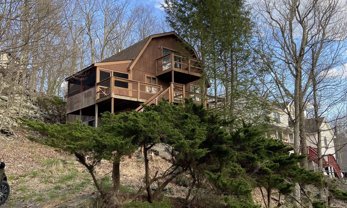 Bushkill House | 4br 2ba Chalet in Poconos that sleeps 10