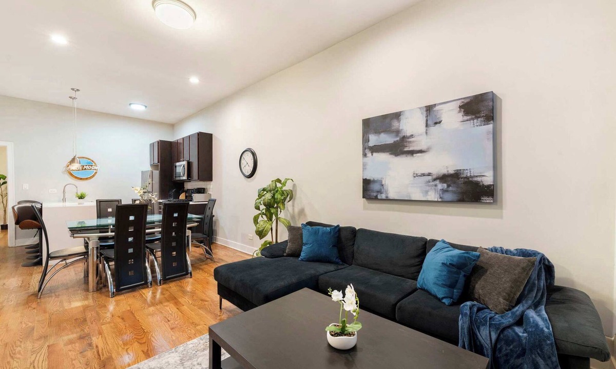 Heart of Chicago Apartment | 4BR/3.5BA Pilsen Retreat 10 Min from Downtown