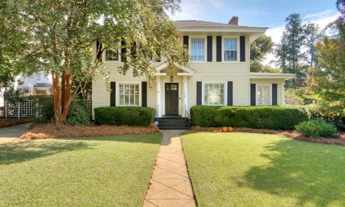 Summerville House | 4BR/3BA Home for Masters in Historic District