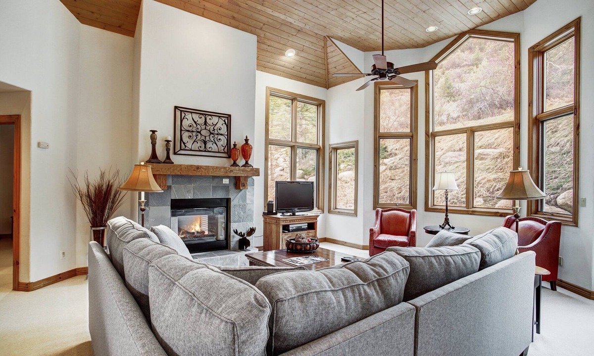 Edwards House | 4BR/4BA Private Rustic Home in Arrowhead - Quick Shuttle to the Lift! by RedAwning