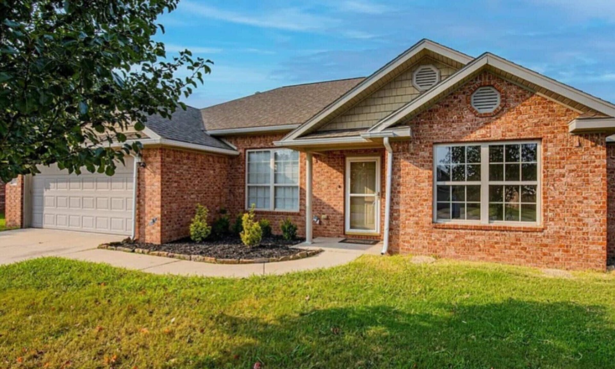 Bethel Heights House | 4BR Central to UofA & Walmart HQ I-49 Access Near Historic Downtown