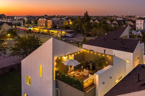 Washington Ave./ Memorial Park House | 4BR Designer w Rooftop, Gym, Garage, BBQ Near Dtown HTX & FIFA