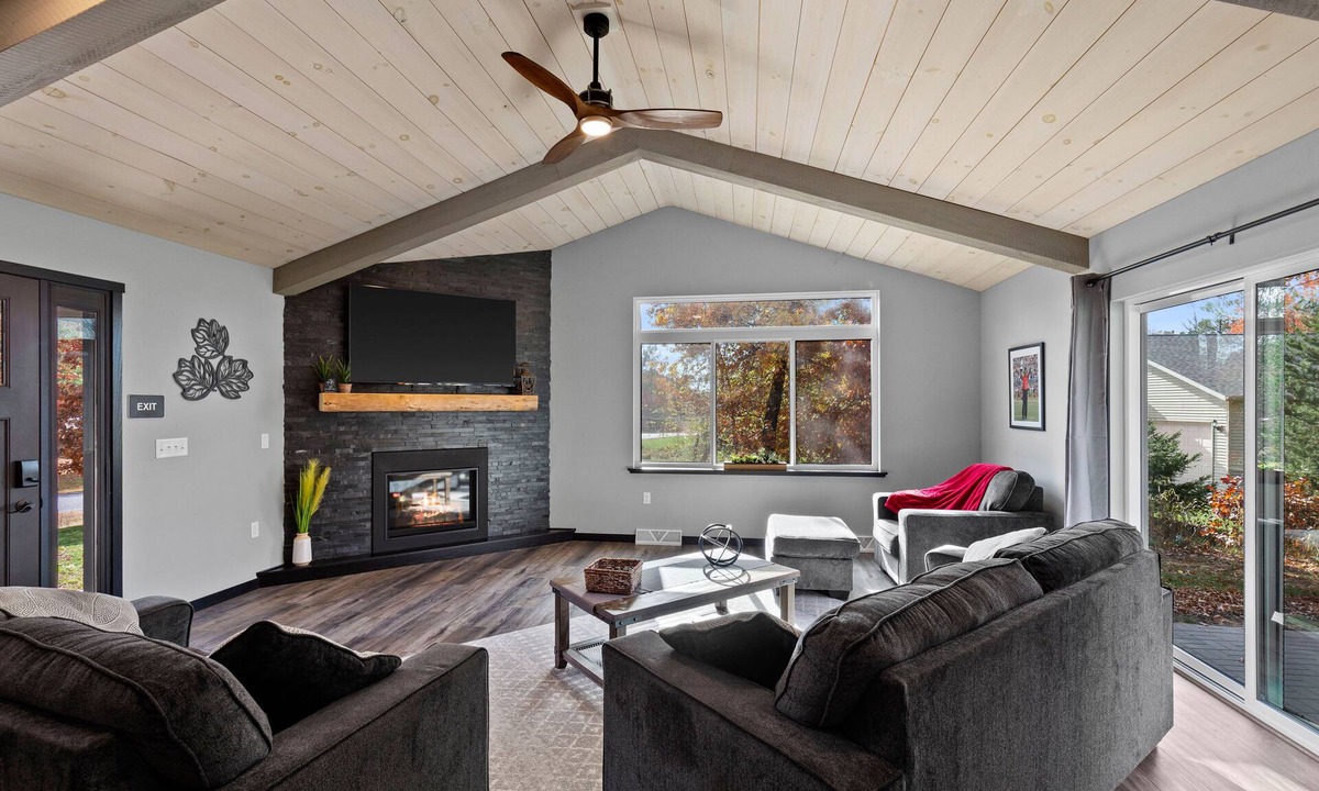 Rome House | 4BR, Dog Friendly, Pool Table, Fireplace