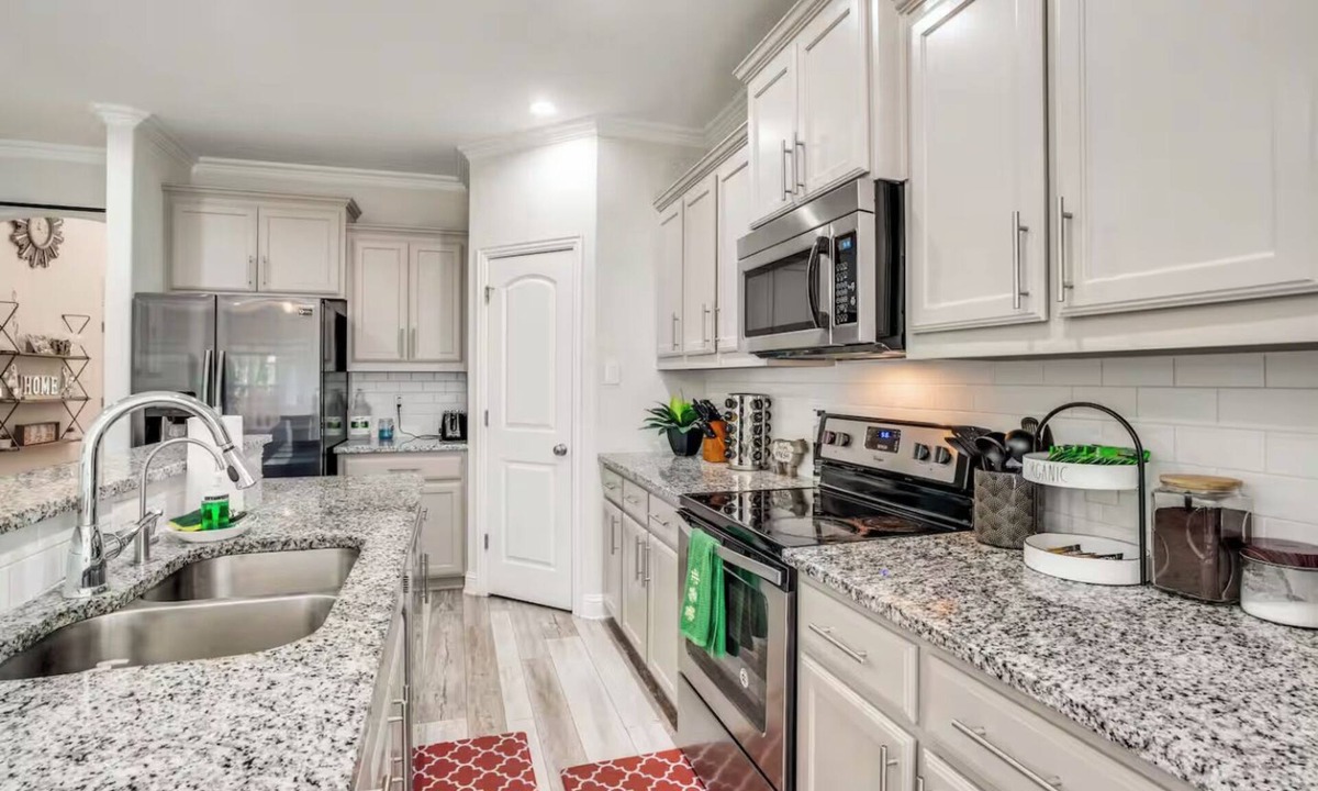 Wheatland House | 4BR Farmhouse For 12 N Po