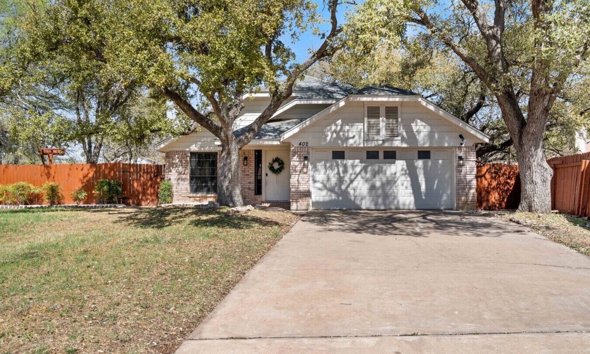 South Creek House | 4BR Fun Stay | Cowboy Pool & Game-Ready Pool Table