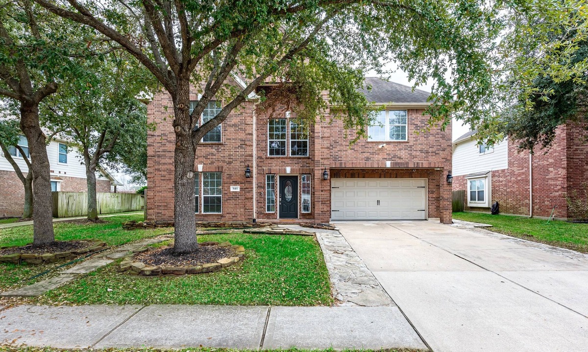 Klein House | 4BR Furnished Lakeside Welcomes 31+ Day Stays!