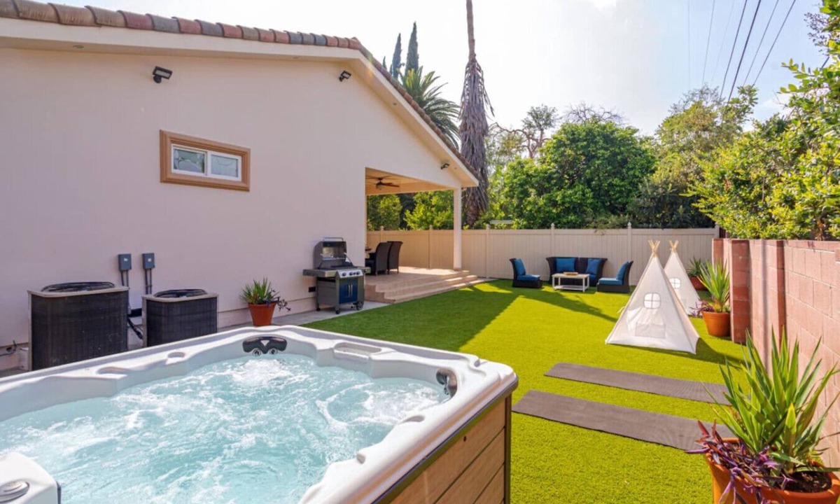 Valley Glen House | 4BR Glen Retreat | Spa, BBQ, Universal Studios