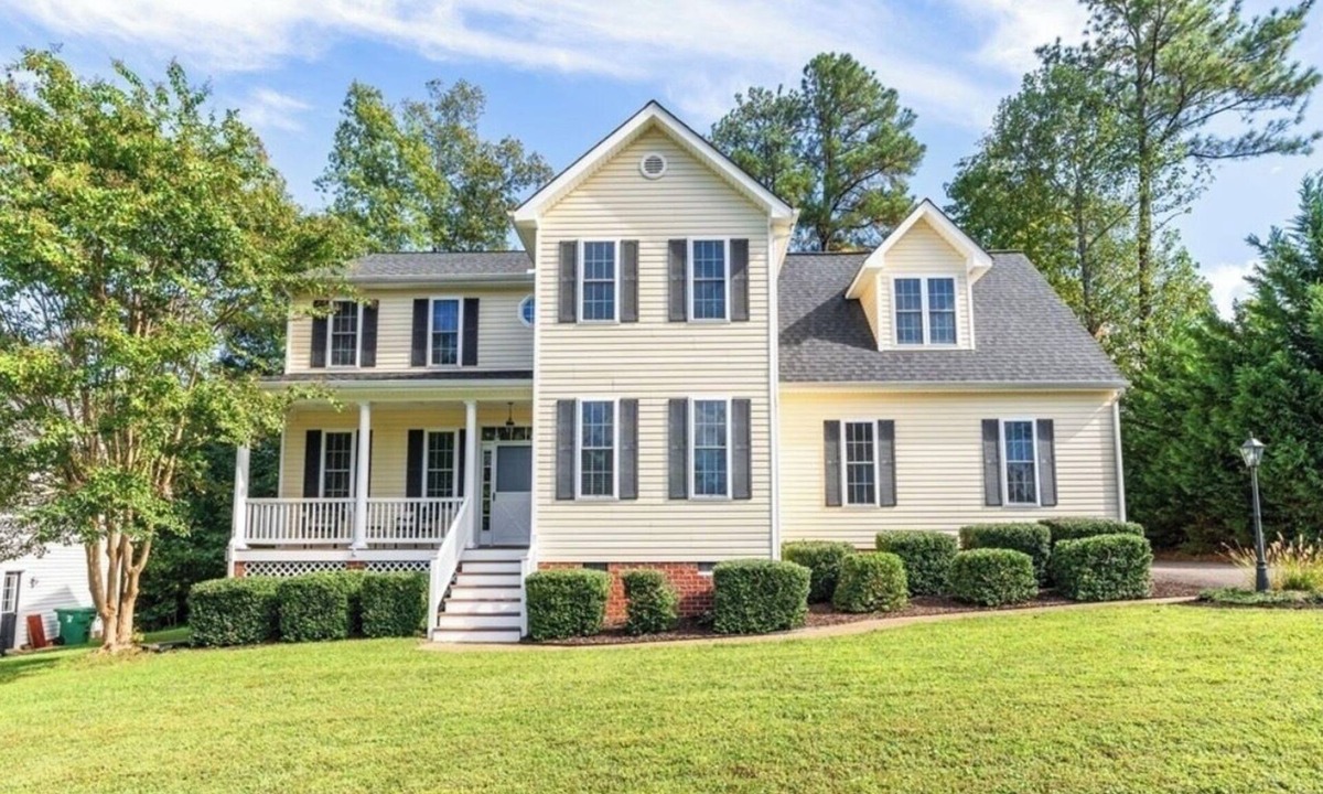 Midlothian House | 4BR Home Clean, Comfortable & Fully Equipped