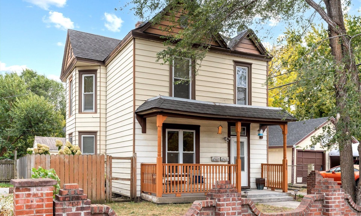 Corcoran House | 4BR Home Near Downtown Sleeps 10 - Tulip House