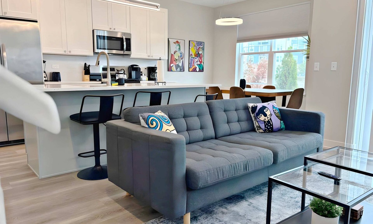 Warrenville Apartment | 4BR Home Near Naperville! Parking + Pickleball
