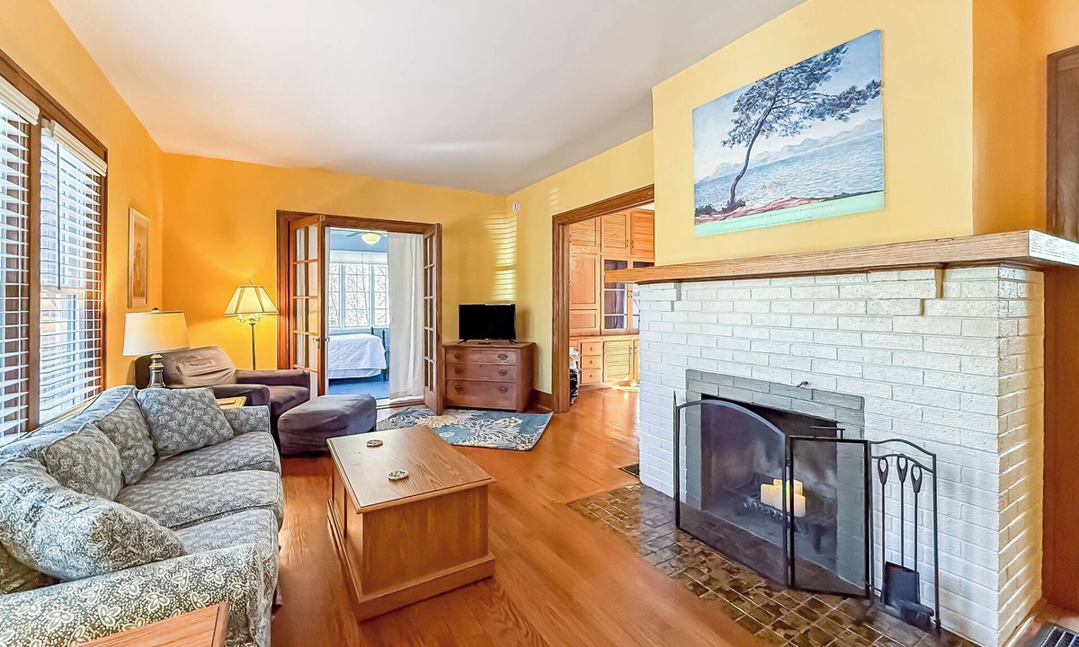 Urbana House | 4BR home + parking, 1 block from campus