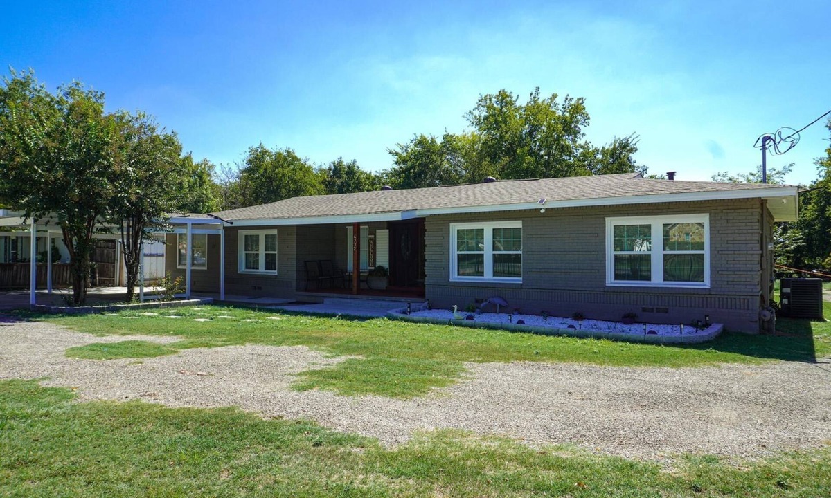 Oak Cliff Ski Chalet | 4BR Home w/Pool, BBQ & Private Parking Near AT&T