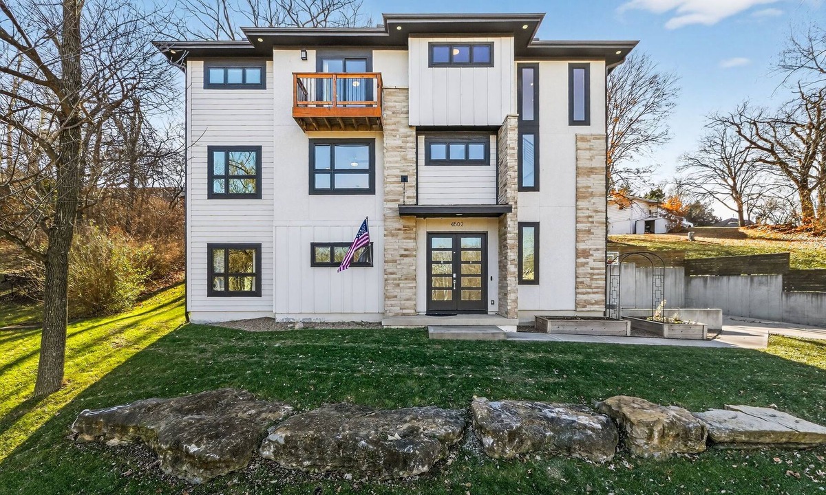 Riverside House | 4BR Home with 4 Private Bathrooms 20 Min from MCI Airport
