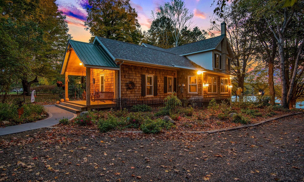 Fennville House | 4BR House w/Hot Tub & Private Pool Open 5/18-9/28