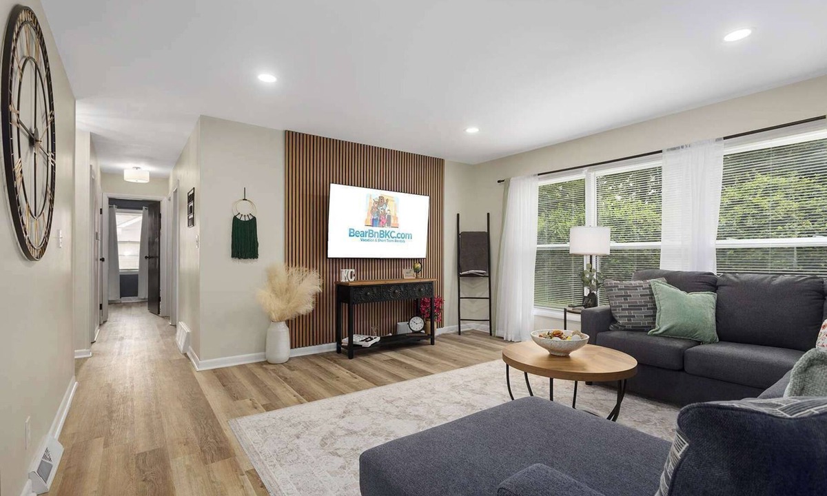 Lee's Summit House | 4BR | King Beds + Ping Pong + Darts | Near FIFA