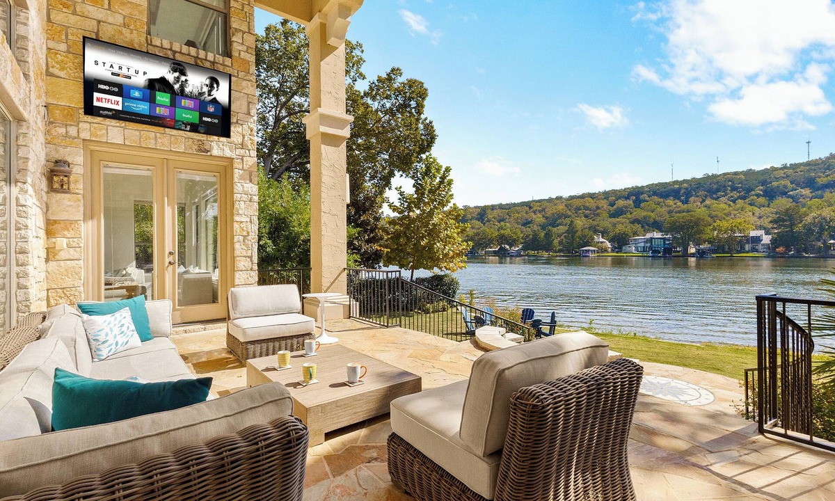 Oak Shores On Lake Austin House | 4BR Lake Austin Estate | Private Dock + Wake Surf Water | 200 Ft Frontage