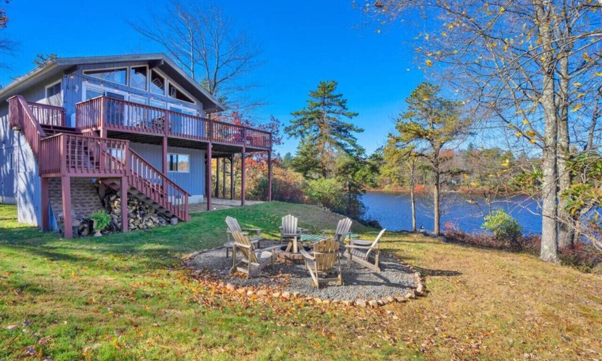 Long Pond House | 4BR Lakehouse | Sleeps 10 | Fire Pit, Dock, Kayaks