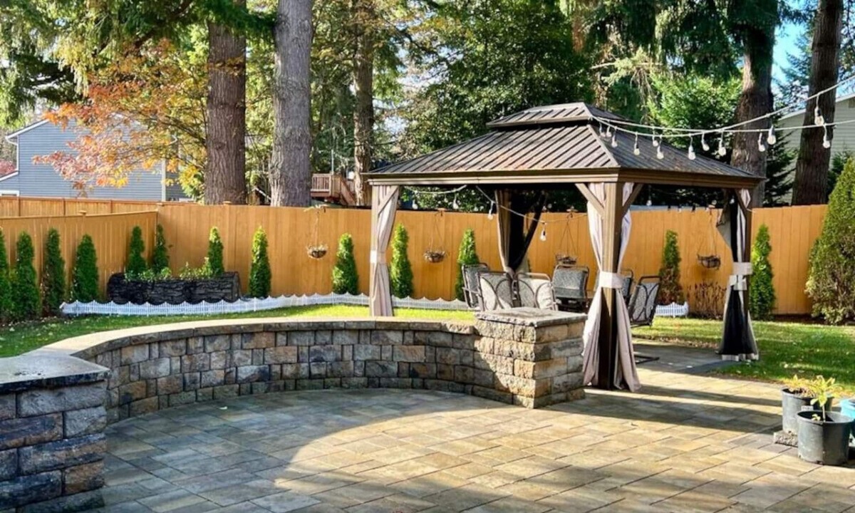 Kingsgate House | 4BR Luxurious Home, Backyard + Gazebo + Jacuzzi