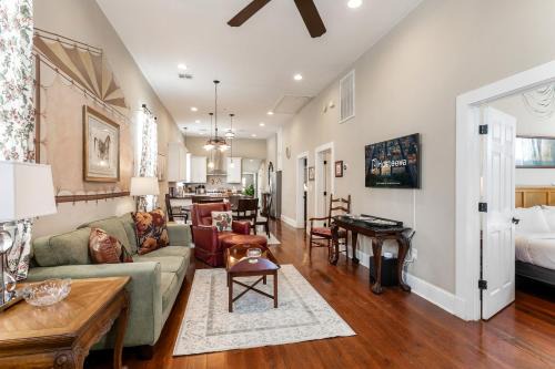 West Riverside House | 4BR Luxury Uptown Retreat w Private Heated Pool