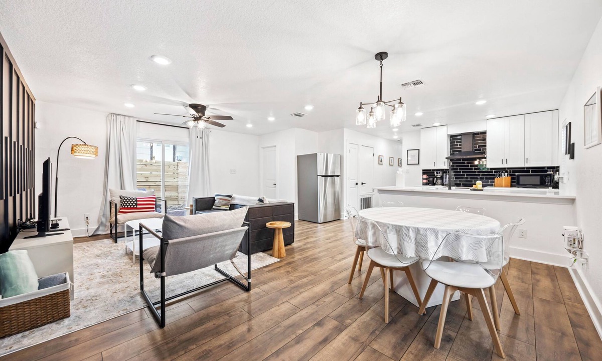 Southside House | 4BR Modern Getaway by Lackland & SeaWorld - Pet Friendly