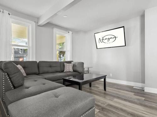 Downtown Niagara Falls House | 4BR Niagara Falls Home Free Parking WiFi