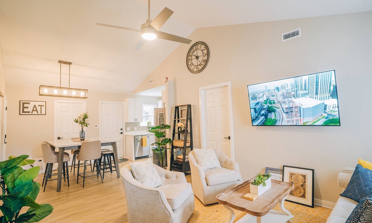 Paw Creek House | 4BR Oasis w/King & Private Yard near Downtown