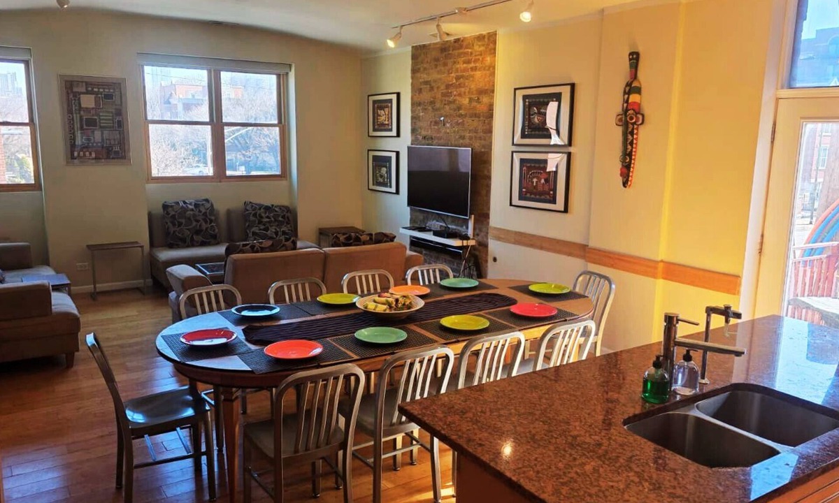 River North Apartment | 4BR Old Town Chicago Loft | Walk to Wells St