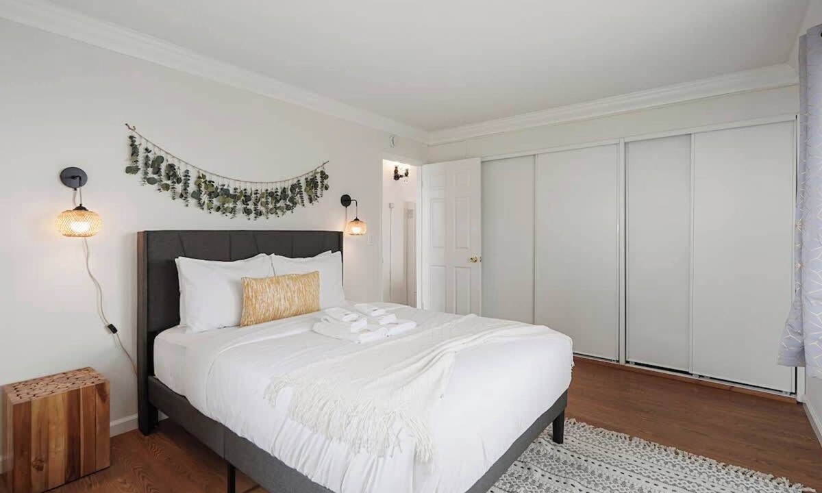 Pacifica Apartment | 4BR Pacifica Top Flat | Perfect for Groups w/View