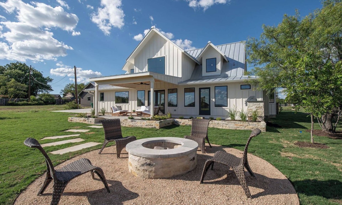 Marble Falls House | 4BR renovated home mins from Lake 3 acres, outdoor kitchen, fire pit, air hockey