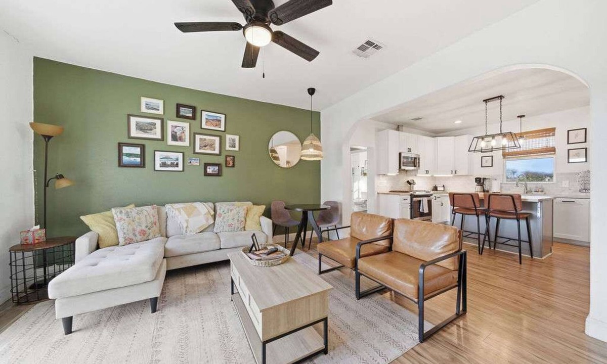 Buda House | 4BR Retreat, Deck Lounge, Pool & Pickleball Court