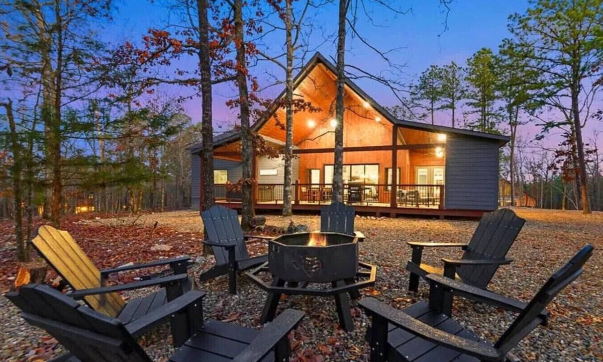 Broken Bow Cabin | 4BR Retreat | Hot Tub | Fire Pit | Fishing Pond
