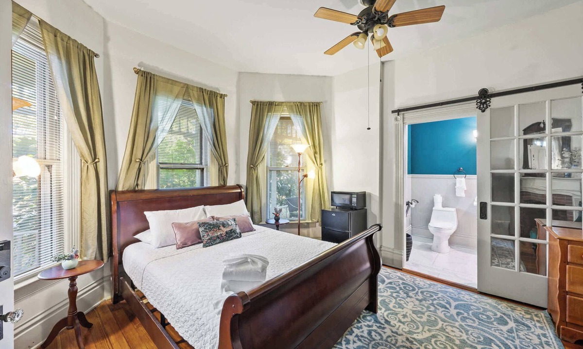 Clifton House | 4BR Spacious & Vibrant Louisville Home | Sleeps 10