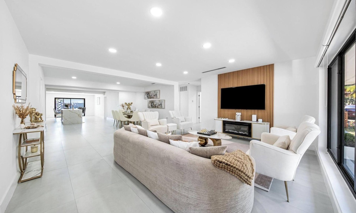 Hollywood Hills House | 4BR Villa | Heated Pool & BBQ, 10 Min to Hard Rock