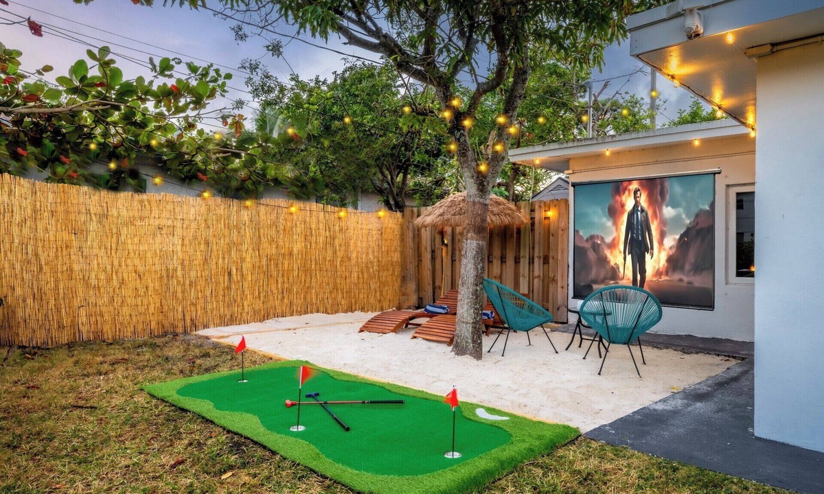 Central Oakland Park House | 4BR Volley ball, minigolf, bowling, private beach, ping pong, arcade games &more